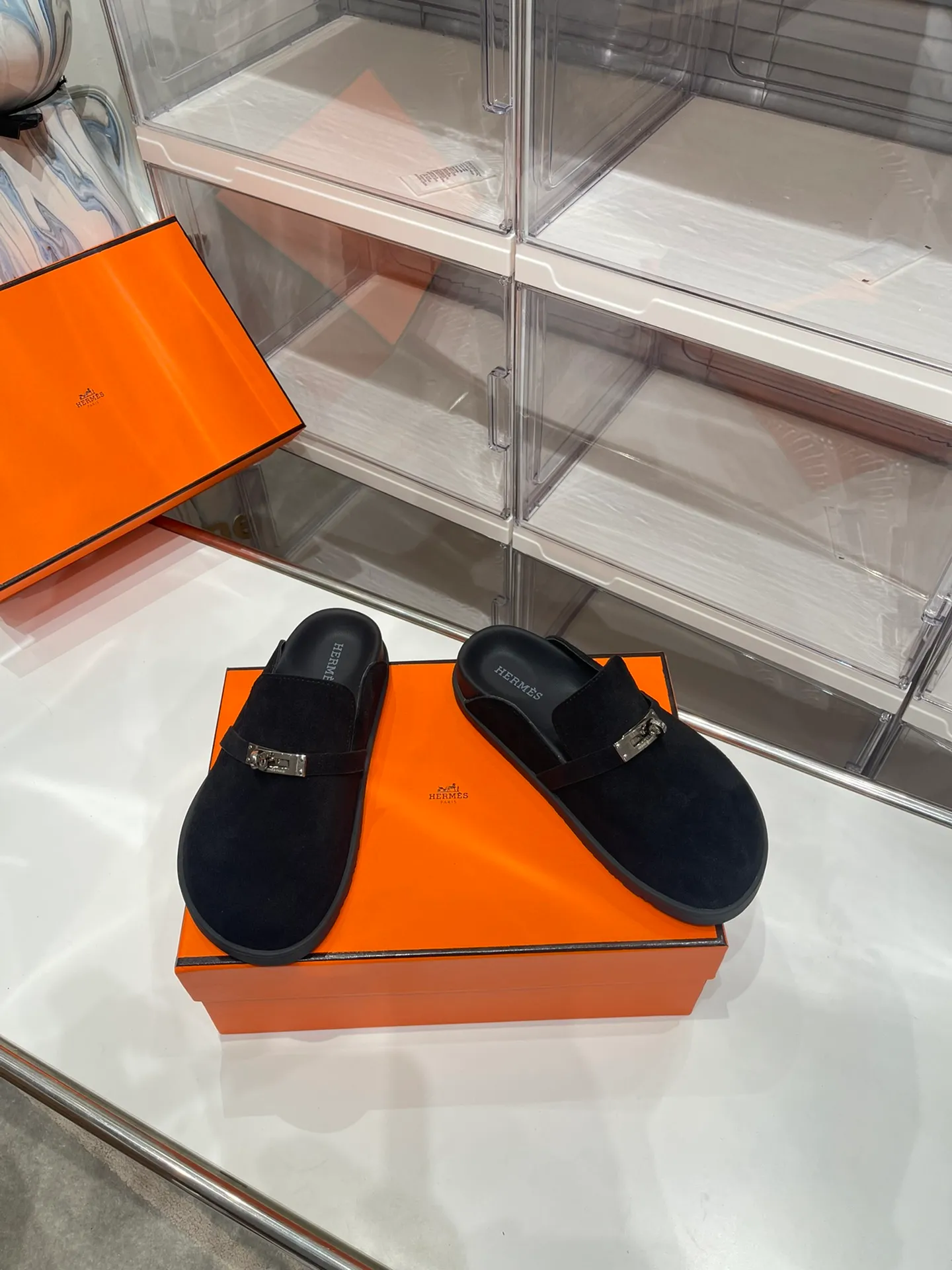 [H Family Hermès] P: 540💰 Size: Male 39-44 (45 46 customized) Female 35-40 (41 42 customized) HERMES Hermès latest kelly buckle couple style Birkenstock slippers, classic family language design! It looks good no matter how you match it! Casual and high-end feeling, the comfort is also great, paired with a variety of colorful socks, it gives a trendy and high-end feel ●Upper: imported cow suede ●Inner: imported sheepskin ●Foot pads: imported mixed sheepskin ●Outsole: Tpu non-slip and wear-resistant outsole